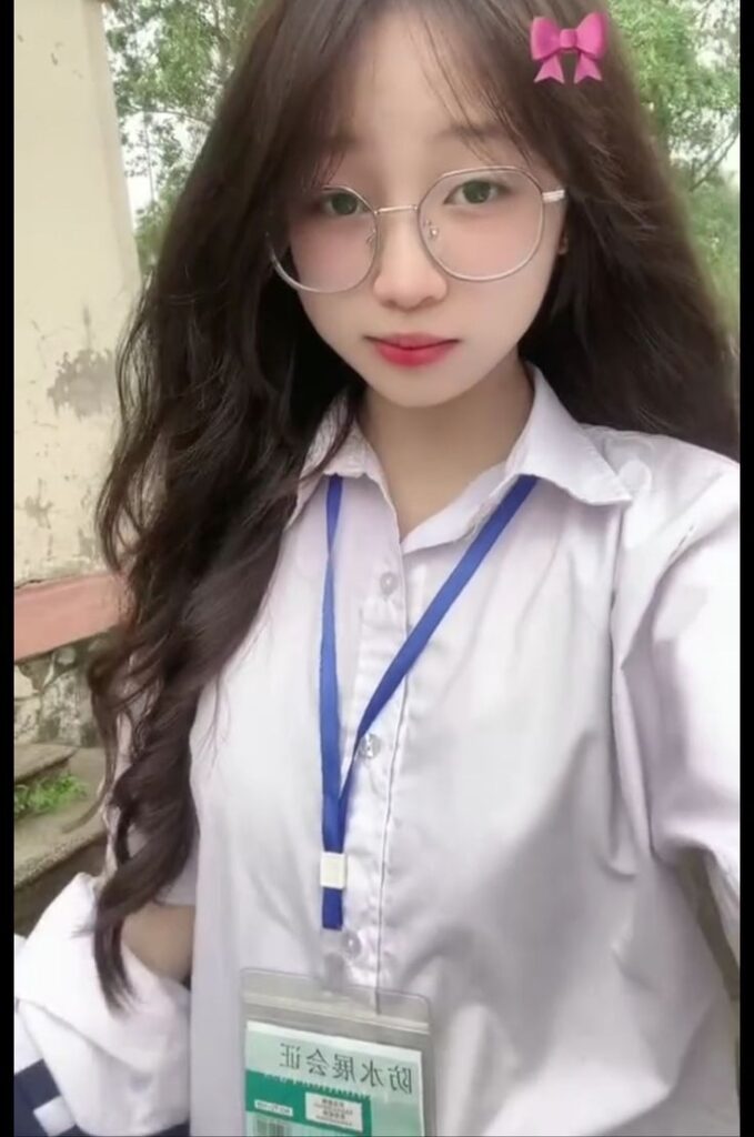 Hình Ảnh Cô Gái Dịu Dàng Nghệ Thuật Hay Tranh Cãi Về Giới Hạn Và Tự Do Biểu Đạt