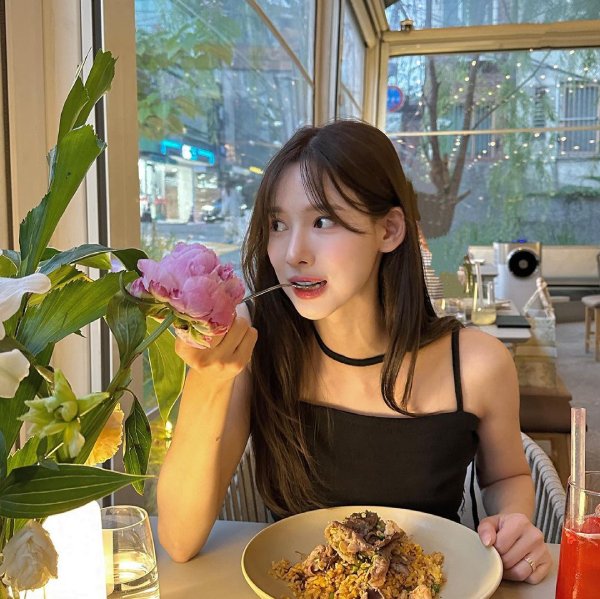 Gái Xinh Mặc Quần Sức Hút Và Xu Hướng Trong Thế Giới Số Ngày Nay